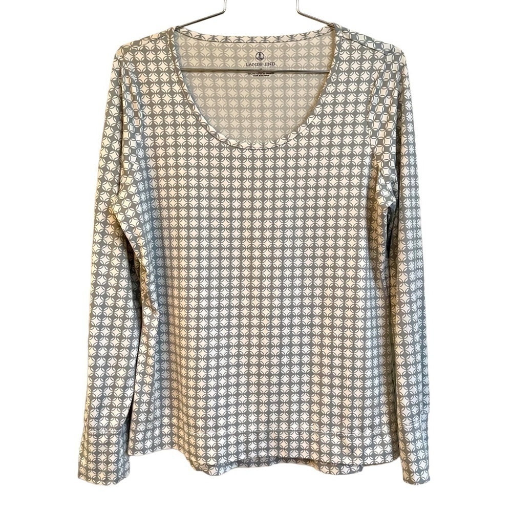 LANDS END, STRETCHY LONG SLEEVE TOP WITH 1 1/2” BOTTOM HEM & 3” CUFF. SIZE M